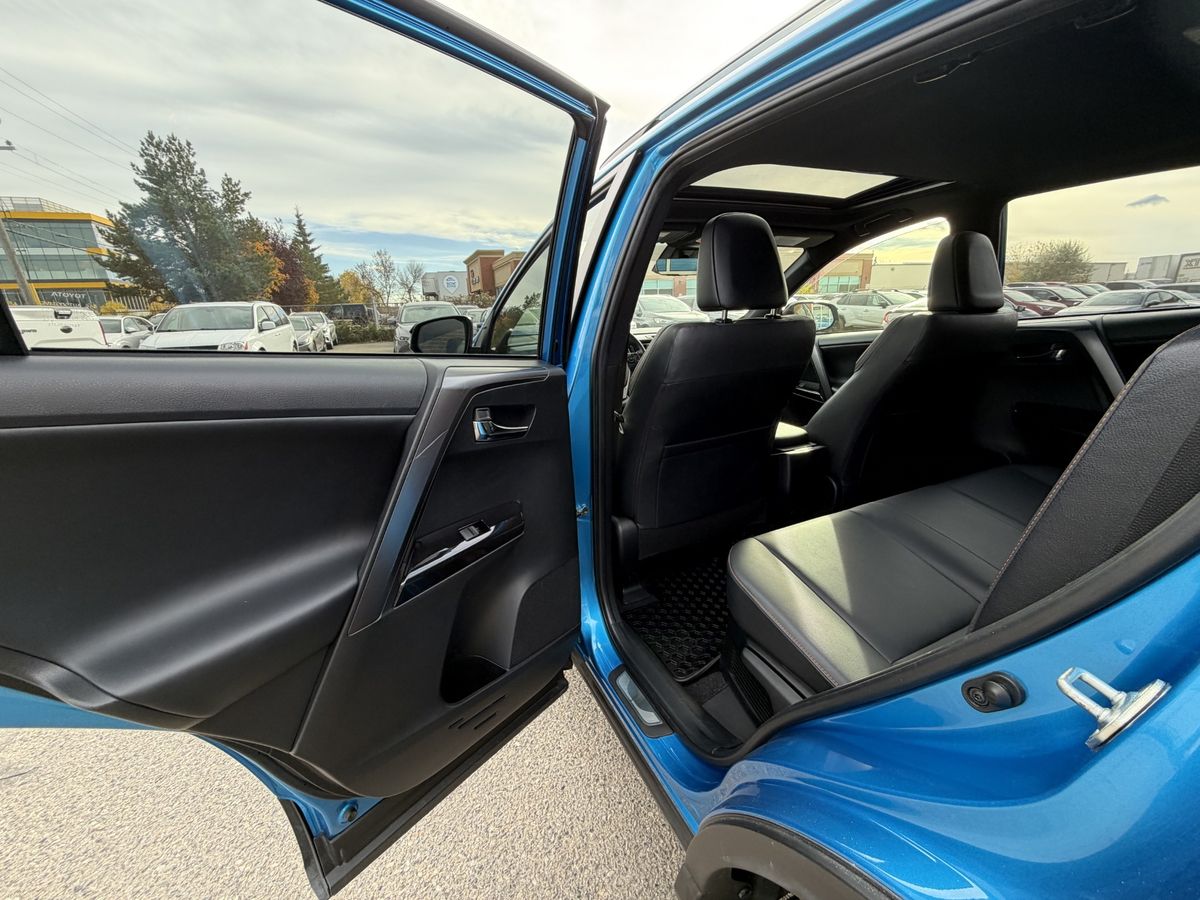 2017 Toyota RAV4 Hybrid SE, photo 12