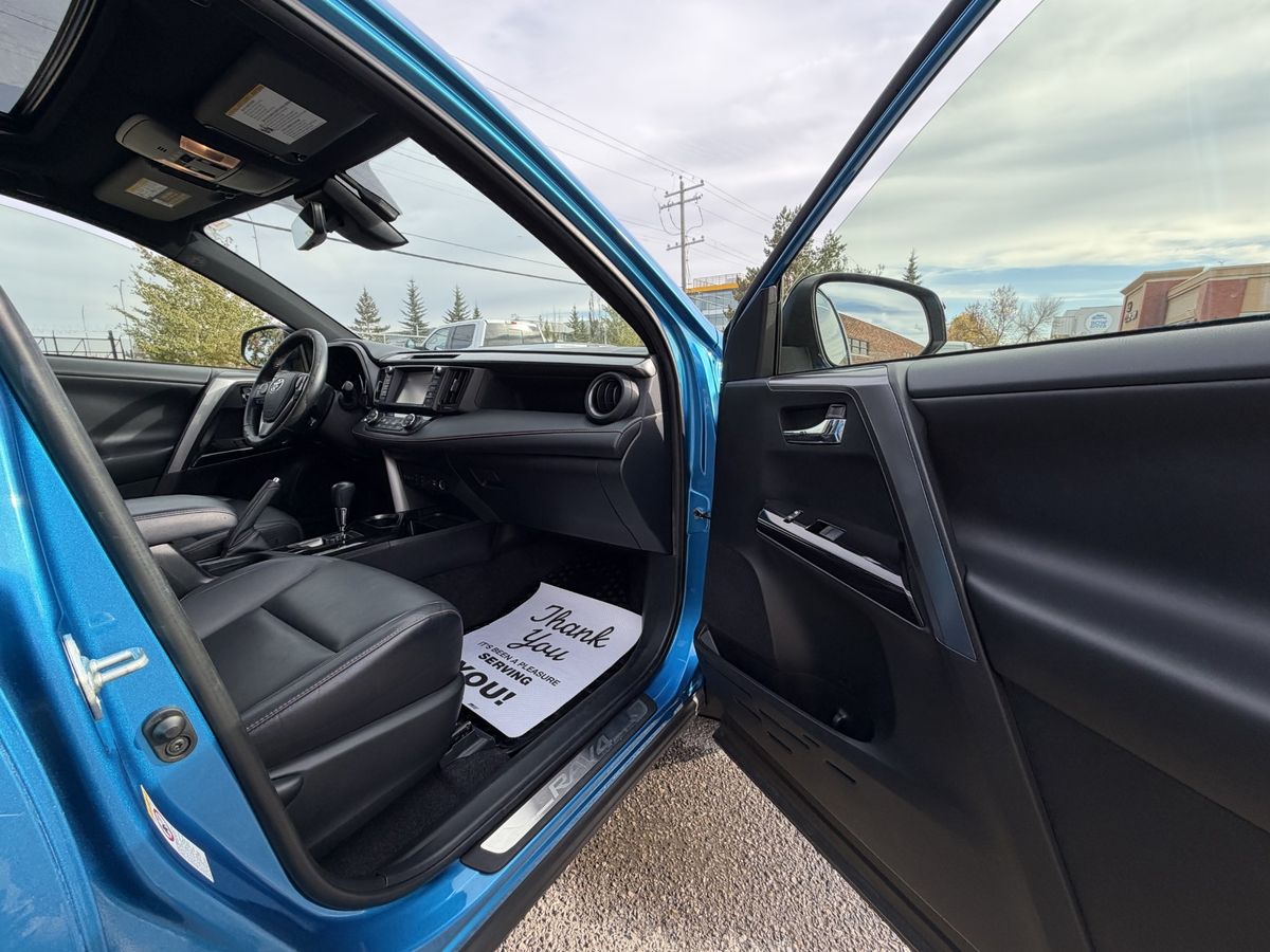 2017 Toyota RAV4 Hybrid SE, photo 17